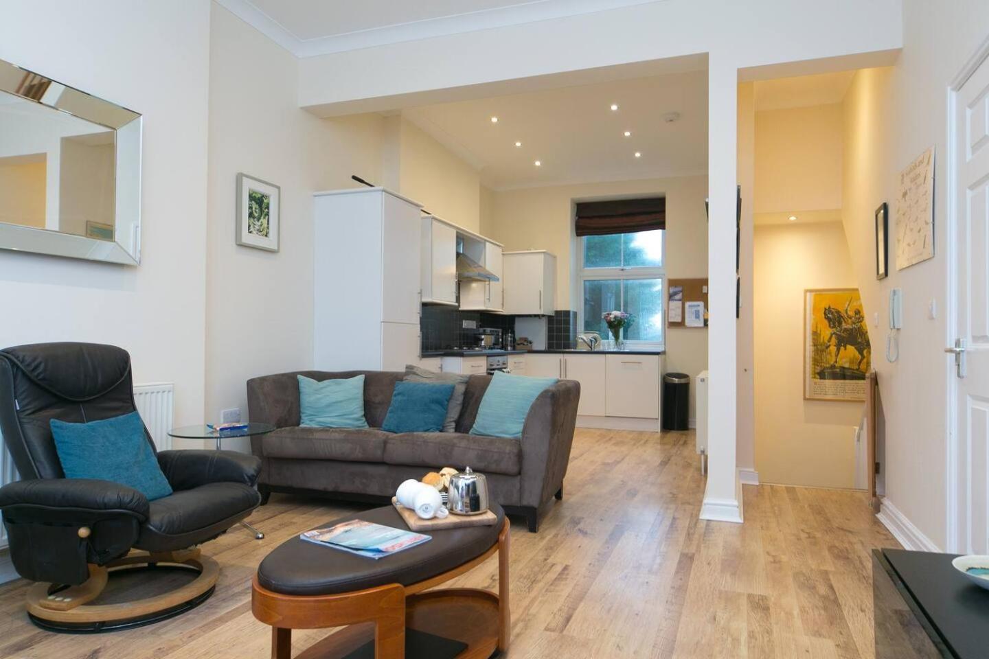 Pass The Keys Hafan Stylish 2 Bedroom Sea View Apartment Pwllheli Buitenkant foto