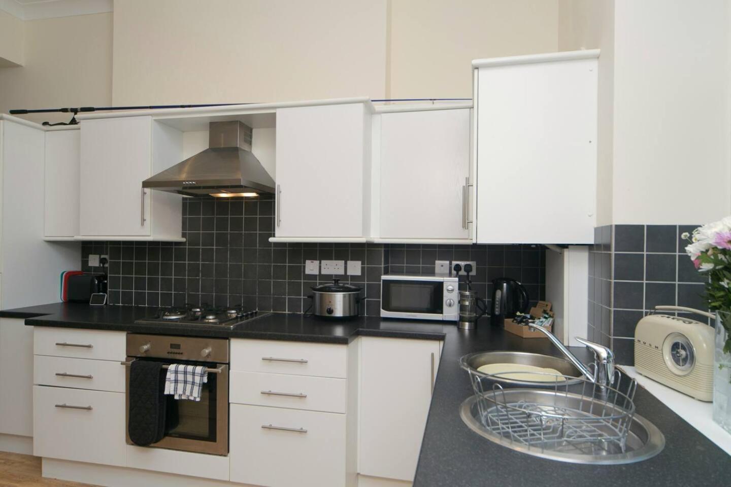 Pass The Keys Hafan Stylish 2 Bedroom Sea View Apartment Pwllheli Buitenkant foto