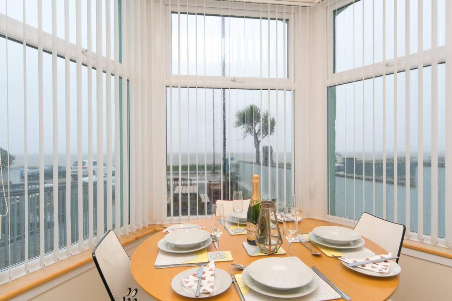 Pass The Keys Hafan Stylish 2 Bedroom Sea View Apartment Pwllheli Buitenkant foto