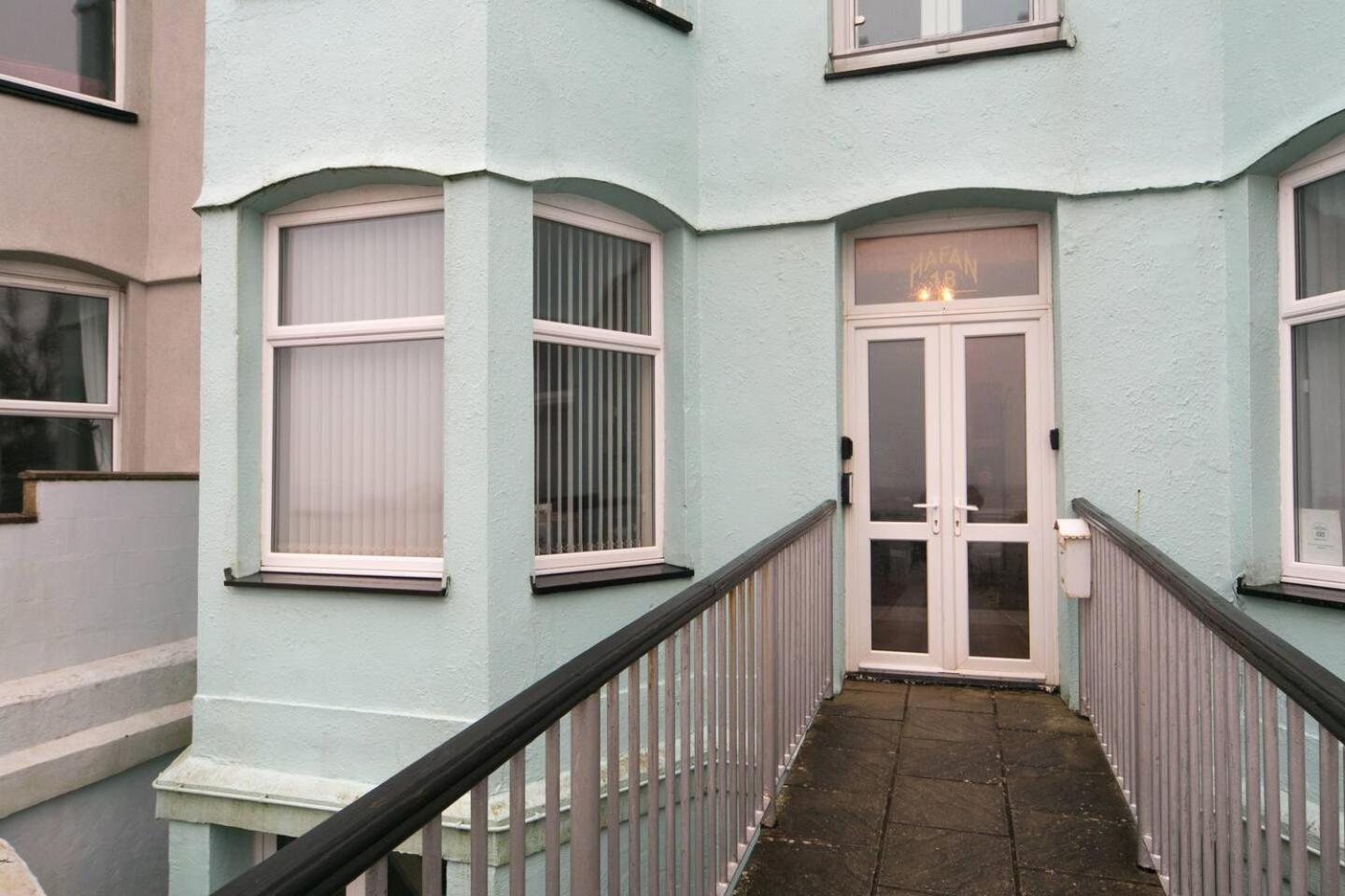 Pass The Keys Hafan Stylish 2 Bedroom Sea View Apartment Pwllheli Buitenkant foto