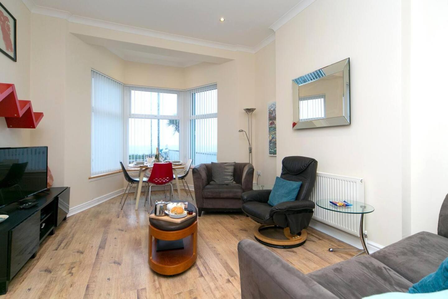 Pass The Keys Hafan Stylish 2 Bedroom Sea View Apartment Pwllheli Buitenkant foto